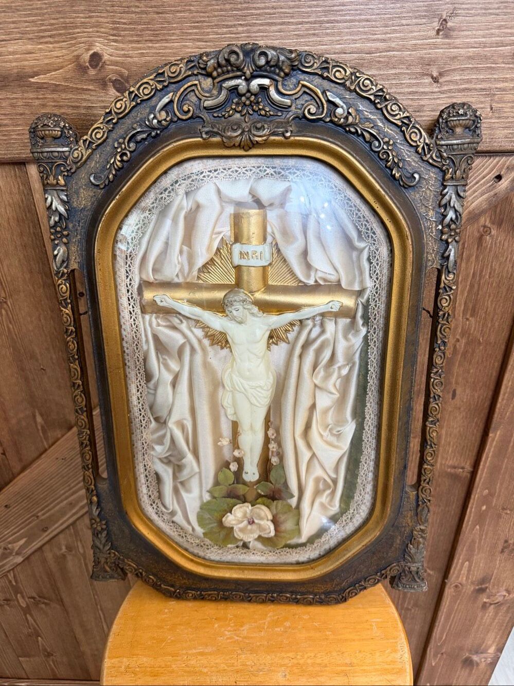 Antique Victorian Crucifix Jesus INRI Ornate Gilt Frame Religious Art (9370)